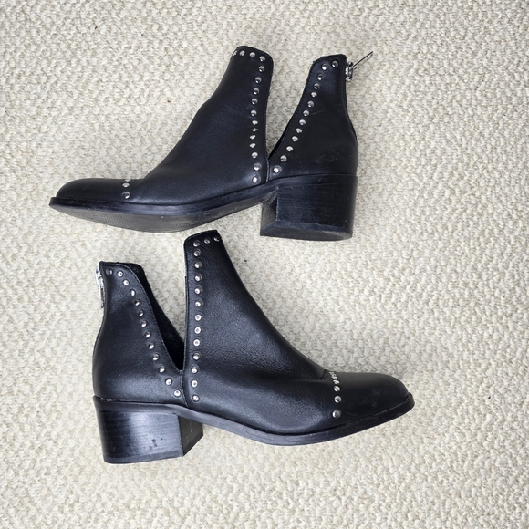 Steve Madden Conspire Leather Black Studded Ankle Booties 7 - Picture 2 of 5